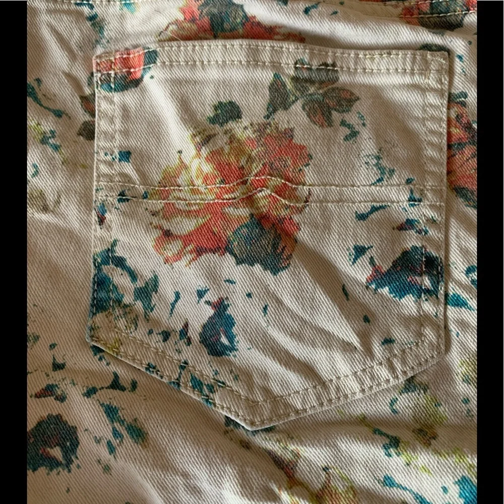 Arizona Jean Co. Juniors Floral cutoffs